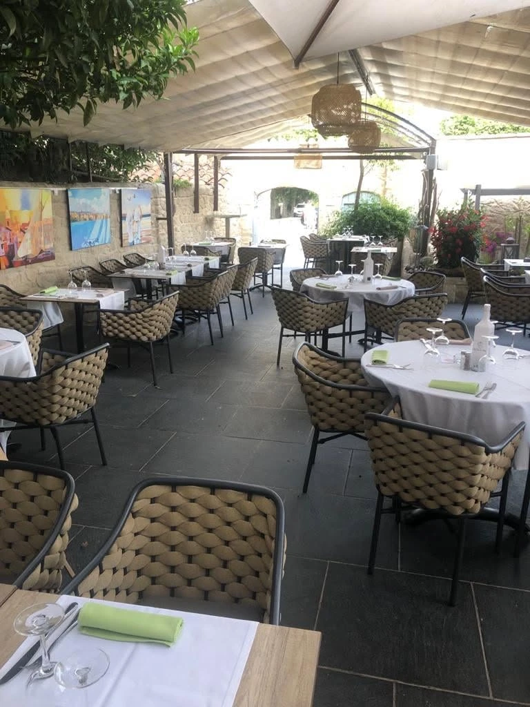 Terrasse d’un restaurant dans le Var